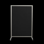 Zwarte prikbordwand op wielen, 197cm hoog en 130cm breed, 2-zijdig. Ook te gebruiken als scheidingswand, expositiewand, expopaneel of posterbord.