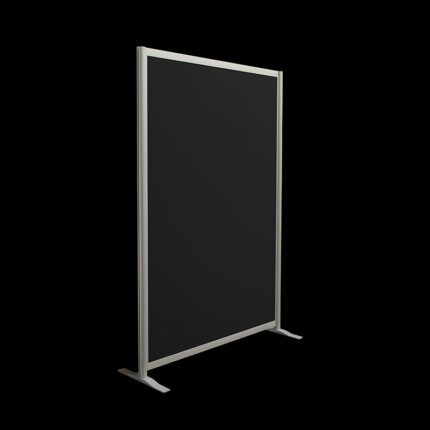 Zwarte prikbordwand op voeten, 190cm hoog en 130cm breed, 2-zijdig. Ook te gebruiken als scheidingswand, expositiewand, expopaneel of posterbord. Zijaanzicht.