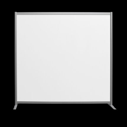Witte wand op voeten, 190cm hoog en 203cm breed. Ook te gebruiken als scheidingswand, expositiewand, expopaneel of posterbord.