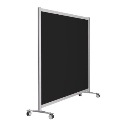 Zwarte wand op wielen, 156cm hoog en 186cm breed, te gebruiken als scheidingswand, expositiewand, expopaneel of posterbord.
