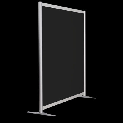 Zwarte wand, op voeten, 149cm hoog en 145cm breed. Ook te gebruiken als scheidingswand, expositiewand, expopaneel of posterbord.