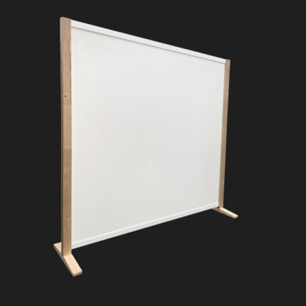 Witte expositiewand Expopillarwand met blank houten staanders en voeten, hoog 193cm en breed 208 cm. Ook te gebruiken als scheidingswand, expopaneel of posterbord.