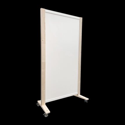 Witte expositiewand Expopillar met whitewash houten staanders en voeten, op wielen, hoog 200cm en breed 109cm. Ook te gebruiken als scheidingswand, expopaneel of posterbord.