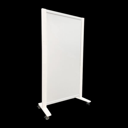 Volledig witte expositiewand Expopillarwand met wit geverfde houten staanders en voeten, op wielen, hoog 200cm en breed 109 cm. Ook te gebruiken als scheidingswand, expopaneel of posterbord.