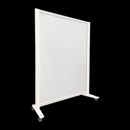 Volledig witte expositiewand Expopillarwand met wit geverfde houten staanders en voeten, op wielen, hoog 200cm en breed 150 cm. Ook te gebruiken als scheidingswand, expopaneel of posterbord.
