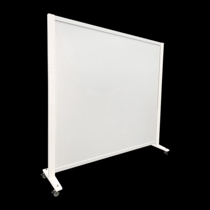 Volledig witte expositiewand Expopillarwand met wit geverfde houten staanders en voeten, op wielen, hoog 200cm en breed 208 cm. Ook te gebruiken als scheidingswand, expopaneel of posterbord.