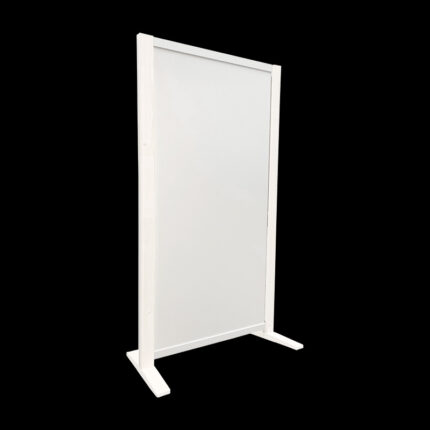 Volledig witte expositiewand Expopillarwand met witte houten staanders en voeten, hoog 193 cm en breed 109 cm. Ook te gebruiken als scheidingswand, expopaneel of posterbord.