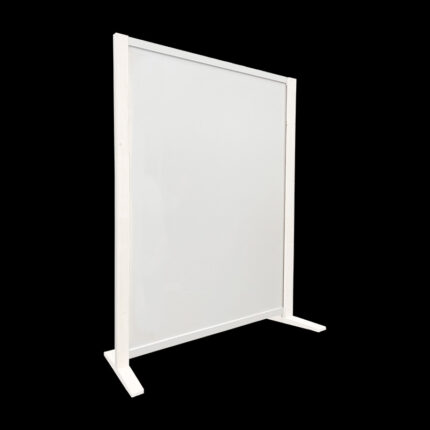 Volledig witte expositiewand Expopillarwand met witte houten staanders en voeten, hoog 193 cm en breed 150 cm. Ook te gebruiken als scheidingswand, expopaneel of posterbord.
