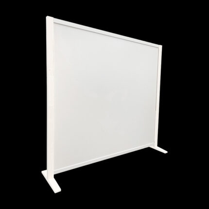 Volledig witte expositiewand Expopillarwand met witte houten staanders en voeten, hoog 193 cm en breed 208 cm. Ook te gebruiken als scheidingswand, expopaneel of posterbord.
