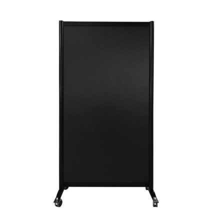 Volledig zwarte wand op wielen hoog 197cm en breed 104cm, ook te gebruiken als scheidingswand, expositiewand en expopaneel. Vooraanzicht.