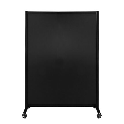 Volledig zwarte wand op wielen hoog 197cm en breed 145cm, ook te gebruiken als scheidingswand, expositiewand en expopaneel. Vooraanzicht.