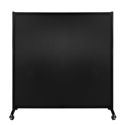 Volledig zwarte wand op wielen hoog 197cm en breed 104cm, ook te gebruiken als scheidingswand, expositiewand en expopaneel. Vooraanzicht.