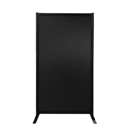 Volledig zwarte wand op voeten, 190cm hoog en 104cm breed. Ook te gebruiken als scheidingswand, expositiewand, expopaneel of posterbord.