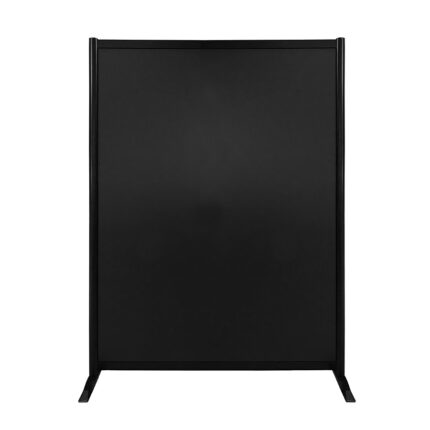Volledig zwarte wand op voeten, 190cm hoog en 145cm breed. Ook te gebruiken als scheidingswand, expositiewand, expopaneel of posterbord.