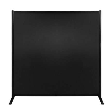 Volledig zwarte wand op voeten, 190cm hoog en 203cm breed. Ook te gebruiken als scheidingswand, expositiewand, expopaneel of posterbord.