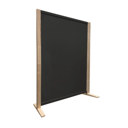 Zwarte expositiewand Expopillarwand met blank houten staanders en voeten, hoog 193 cm en breed 150 cm. Ook te gebruiken als scheidingswand, expopaneel of posterbord.