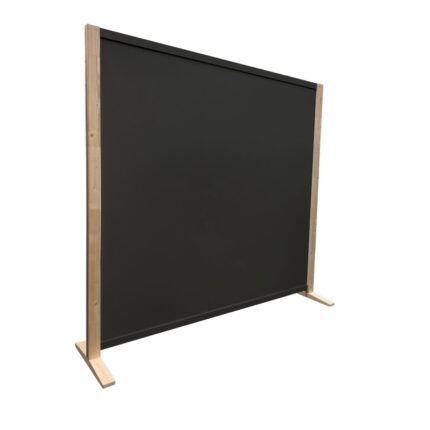Zwarte expositiewand Expopillarwand met blank houten staanders en voeten, hoog 193 cm en breed 208 cm. Ook te gebruiken als scheidingswand, expopaneel of posterbord.