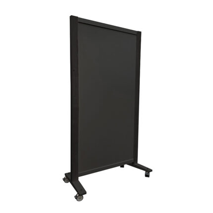 Volledig zwarte expositiewand Expopillarwand met zwart geverfde houten staanders en voeten, op wielen, hoog 200cm en breed 109 cm. Ook te gebruiken als scheidingswand, expopaneel of posterbord.