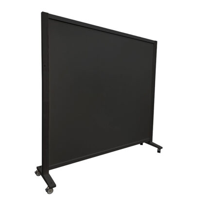Volledig zwarte expositiewand Expopillarwand met zwart geverfde houten staanders en voeten, op wielen, hoog 200cm en breed 208 cm. Ook te gebruiken als scheidingswand, expopaneel of posterbord.