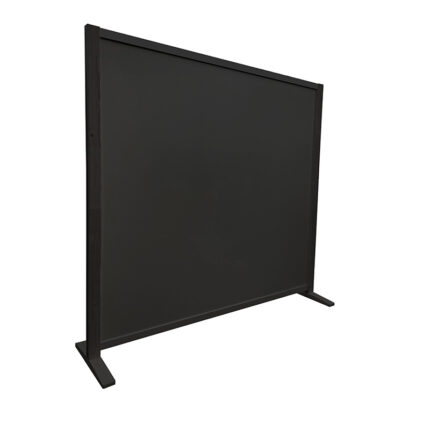 Volledig zwarte expositiewand Expopillarwand met zwarte houten staanders en voeten, hoog 193 cm en breed 208 cm. Ook te gebruiken als scheidingswand, expopaneel of posterbord.