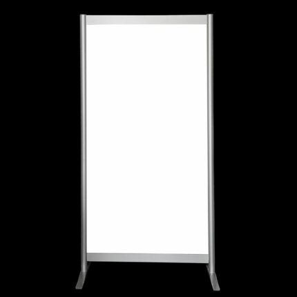 Witte wand op voeten, 252cm hoog en 104cm breed. Ook te gebruiken als scheidingswand, expositiewand, expopaneel of posterbord.