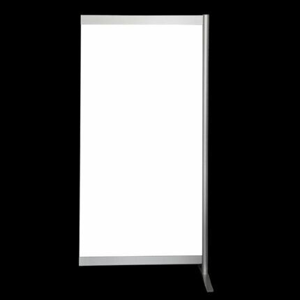 Witte wand aanbouw op voeten, 252cm hoog en 99cm breed. Ook te gebruiken als scheidingswand, expositiewand, expopaneel of posterbord.