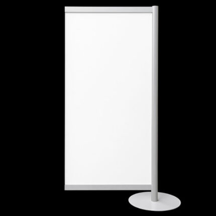 Witte wand aanbouw, op schijven, 252cm hoog en 99cm breed. Ook te gebruiken als scheidingswand, expositiewand, expopaneel of posterbord.