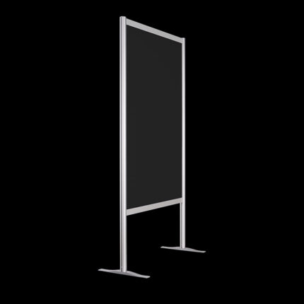 Zwarte wand, open onderzijde, op voeten, 190cm hoog en 104cm breed. Ook te gebruiken als scheidingswand, expositiewand, expopaneel of posterbord.