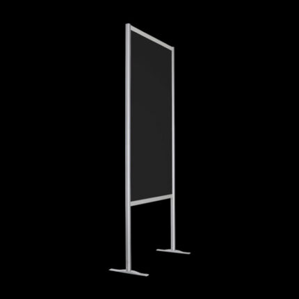 Zwarte wand, open onderzijde, op voeten, hoog 228cm en breed 104cm. Ook te gebruiken als scheidingswand, expositiewand, expopaneel of posterbord.