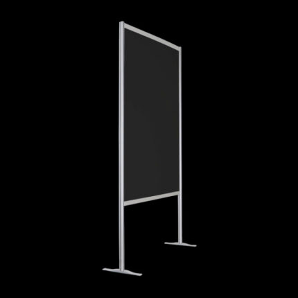 Zwarte wand, open onderzijde, op voeten, hoog 228cm en breed 145cm. Ook te gebruiken als scheidingswand, expositiewand, expopaneel of posterbord.