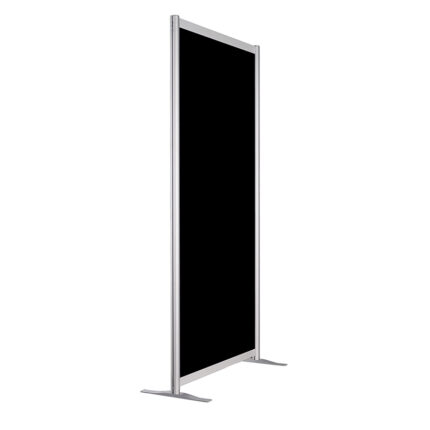Zwarte wand op voeten, 213cm hoog en 104cm breed. Ook te gebruiken als scheidingswand, expositiewand, expopaneel of posterbord.