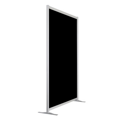 Zwarte wand op voeten, 213cm hoog en 145cm breed. Ook te gebruiken als scheidingswand, expositiewand, expopaneel of posterbord.