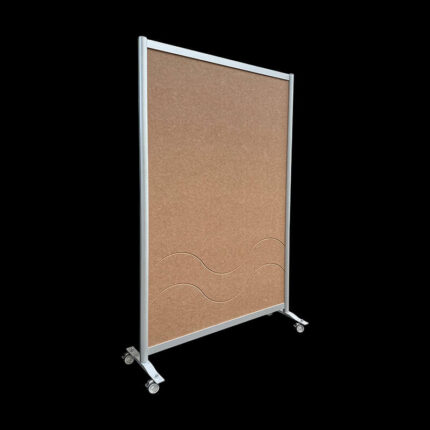 Mobiele akoestische wand van beige vilt op wielen 197x130 cm, geluidswerende scheidingswand voor kantoor, beurs, expositie en flexibele werkruimtes.