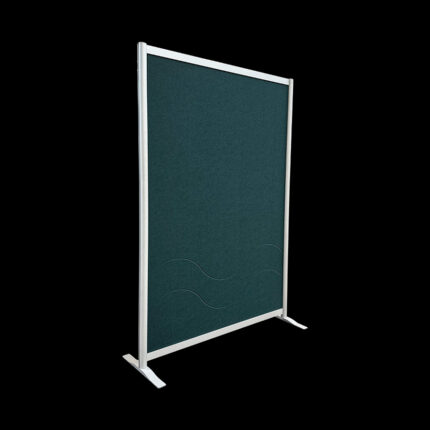 Akoestische wand van donkergroen vilt op voeten 190x130 cm, geluidswerende scheidingswand voor kantoor, beurs, expositie en flexibele werkruimtes.