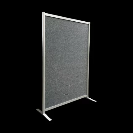 Akoestische wand van grijs vilt op voeten 190x130 cm, geluidswerende scheidingswand voor kantoor, beurs, expositie en flexibele werkruimtes.