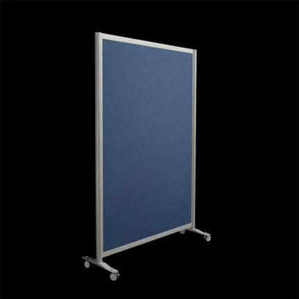 Blauwe prikbordwand op wielen, 197cm hoog en 130cm breed, 2-zijdig. Ook te gebruiken als scheidingswand, expositiewand, expopaneel of posterbord. Zijaanzicht.