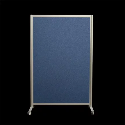Blauwe prikbordwand op wielen, 197cm hoog en 130cm breed, 2-zijdig. Ook te gebruiken als scheidingswand, expositiewand, expopaneel of posterbord.