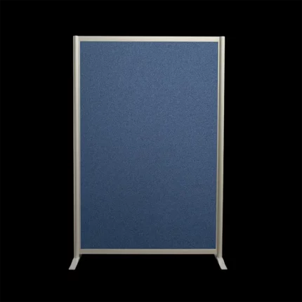Blauwe prikbordwand op voeten, 190cm hoog en 130cm breed, 2-zijdig. Ook te gebruiken als scheidingswand, expositiewand, expopaneel of posterbord.