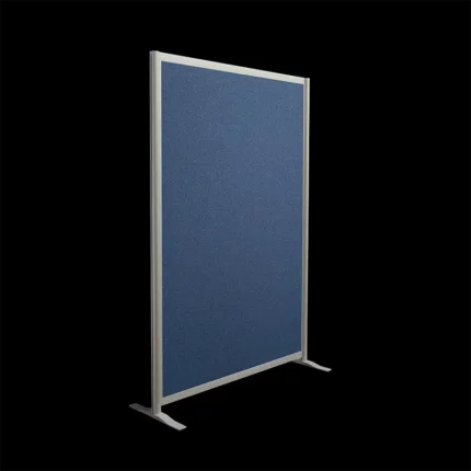 Blauwe prikbordwand op voeten, 190cm hoog en 130cm breed, 2-zijdig. Ook te gebruiken als scheidingswand, expositiewand, expopaneel of posterbord. Zijaanzicht.