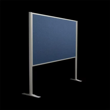 Blauwe prikbordwand op voeten, 190cm hoog en 190cm breed, 2-zijdig, open onderzijde. Ook te gebruiken als scheidingswand, expositiewand, expopaneel of posterbord. Zijaanzicht.
