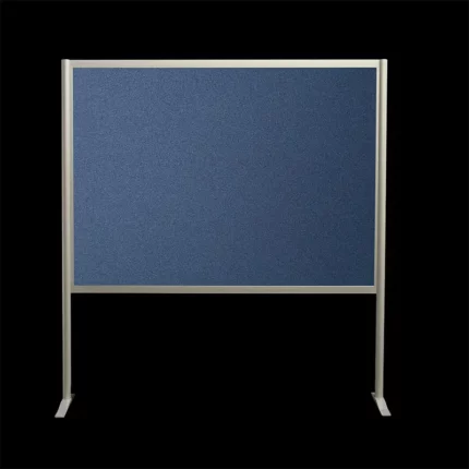 Blauwe prikbordwand op voeten, 190cm hoog en 190cm breed, 2-zijdig, open onderzijde. Ook te gebruiken als scheidingswand, expositiewand, expopaneel of posterbord.