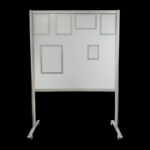 Magneetwand wit op wielen met transparante PVC-hoezen met magneetstrips en met kader